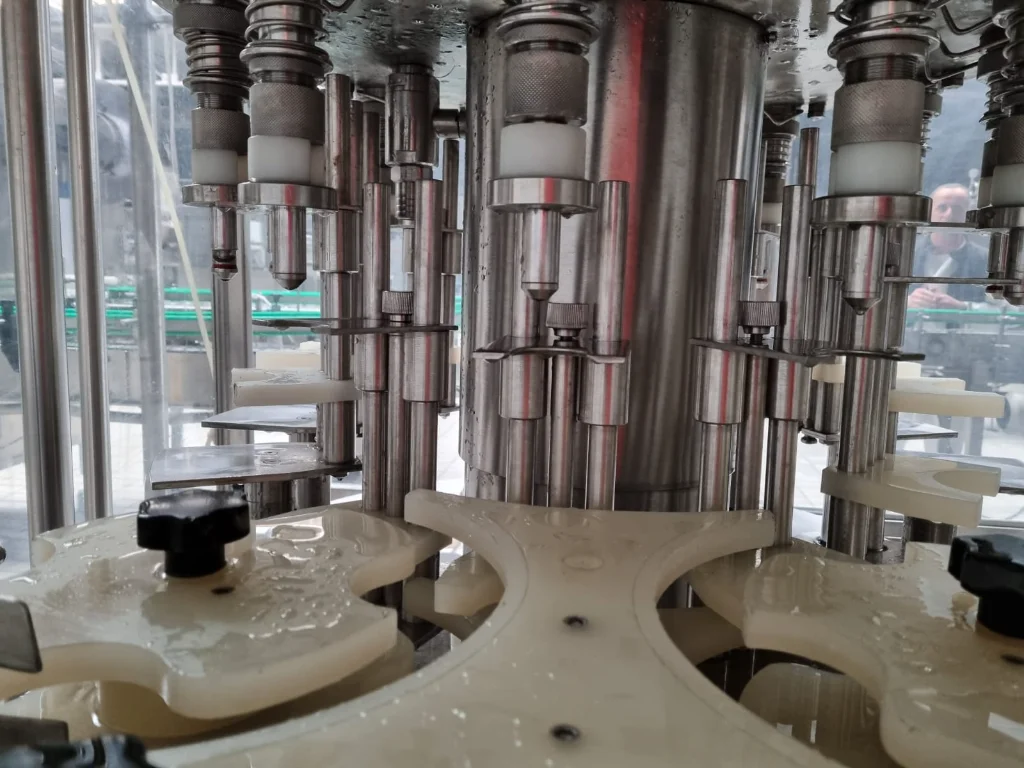 Used filling and capping monoblock AVE 1998 - 2000bph - Image 2