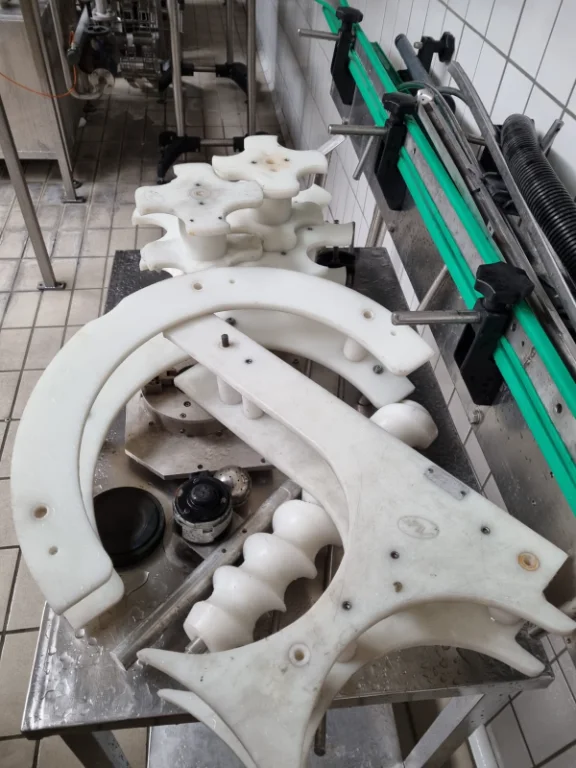 Used filling and capping monoblock AVE 1998 - 2000bph - Image 3